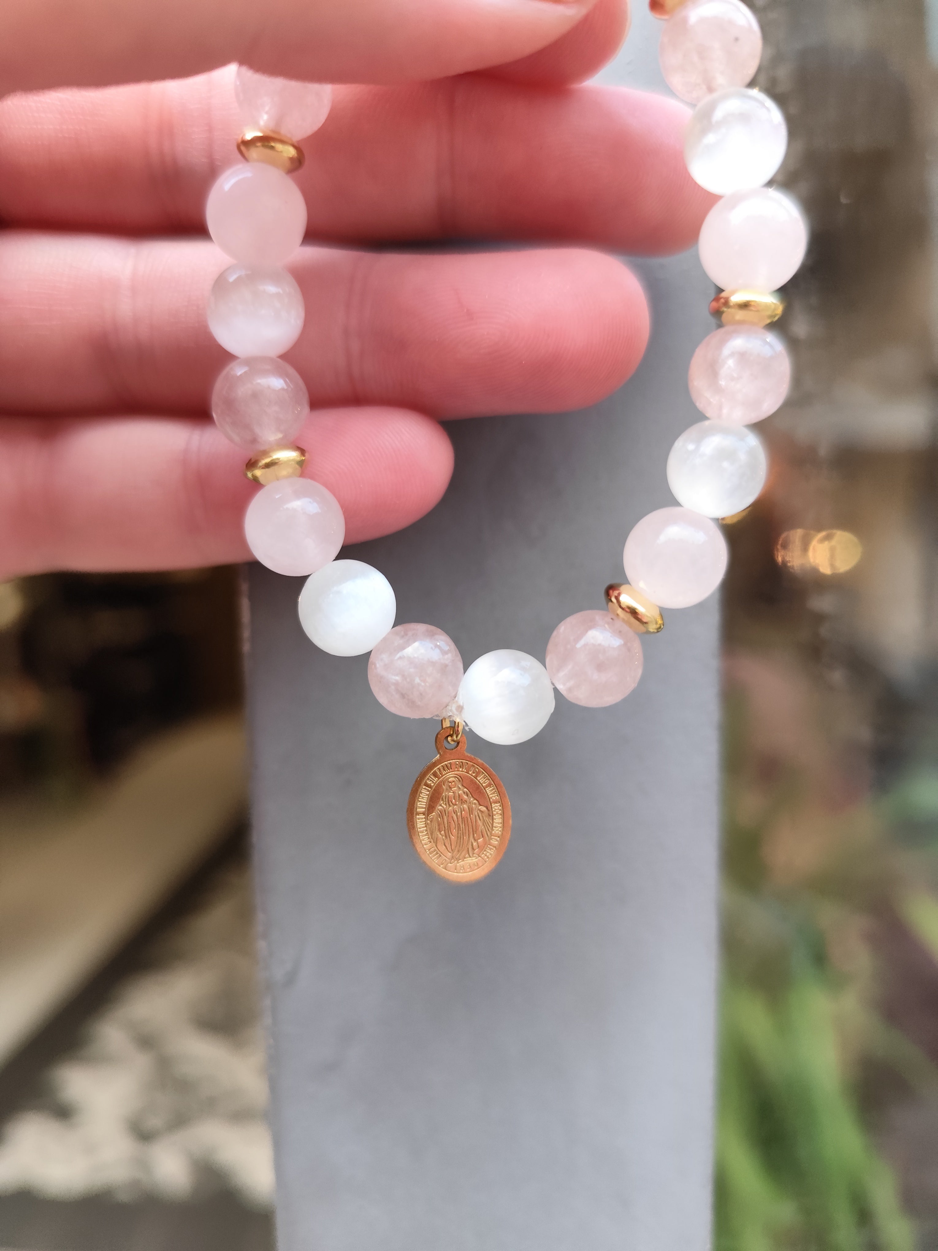 Bracelet Vierge Marie en Quartz Rose – Amour, Sérénité et Protection Spirituelle