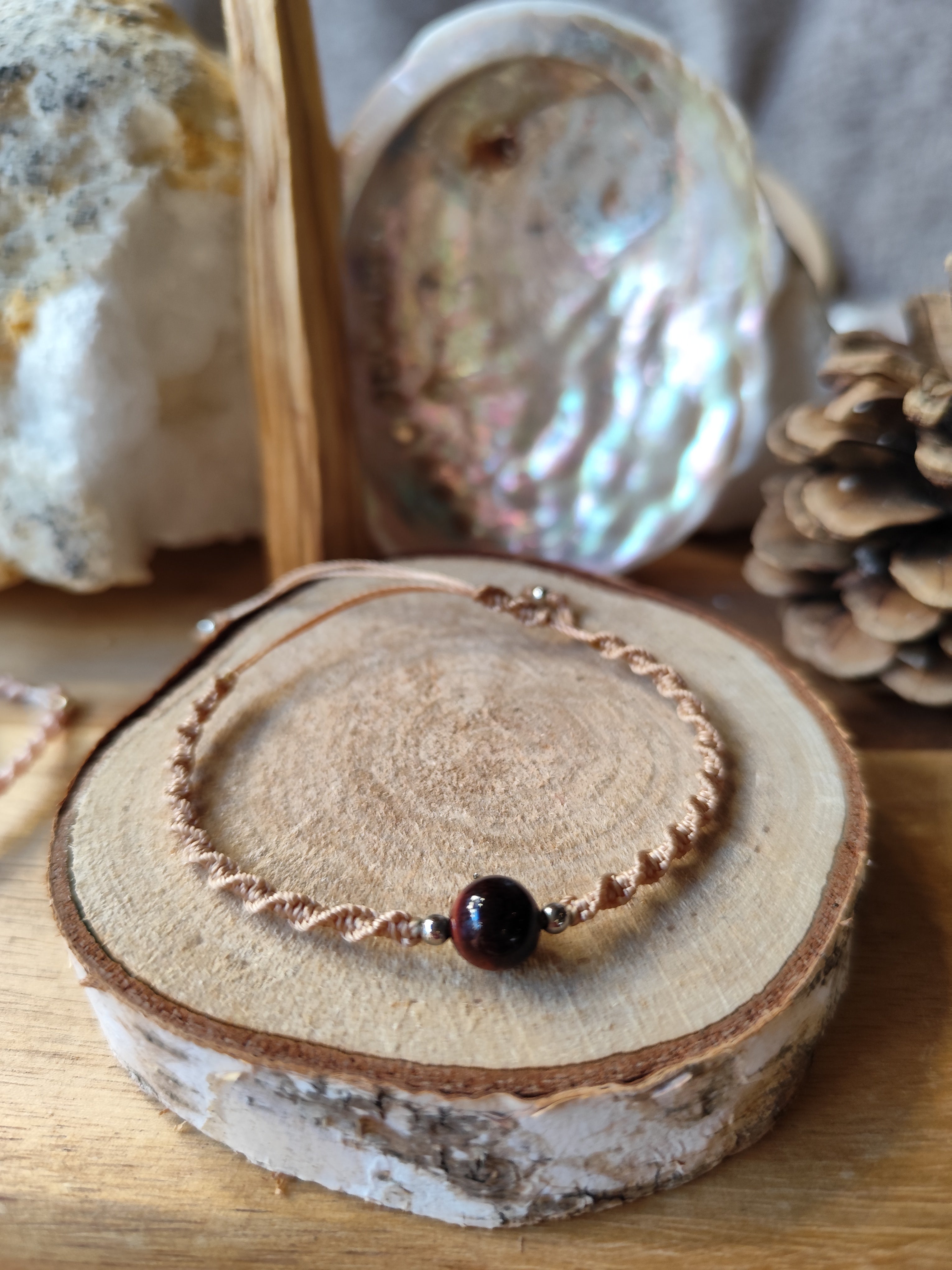 Bracelet micro-macramé ajustable fait main – perle d’œil de taureau – bijou artisanal unique