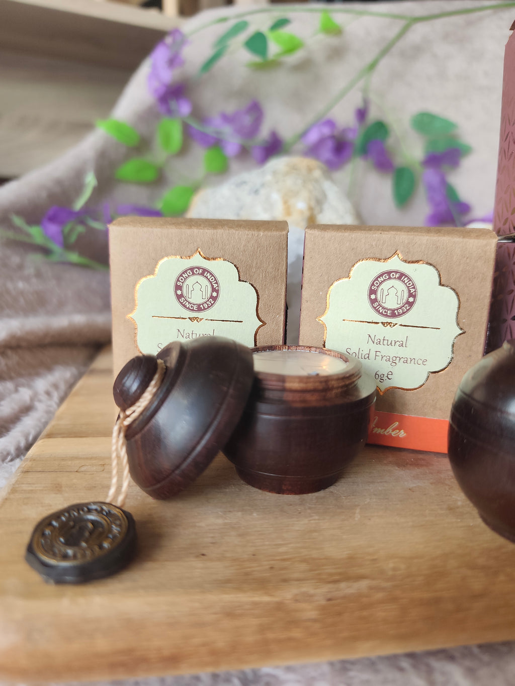 Crème parfumée Ambre dans une boîte en bois