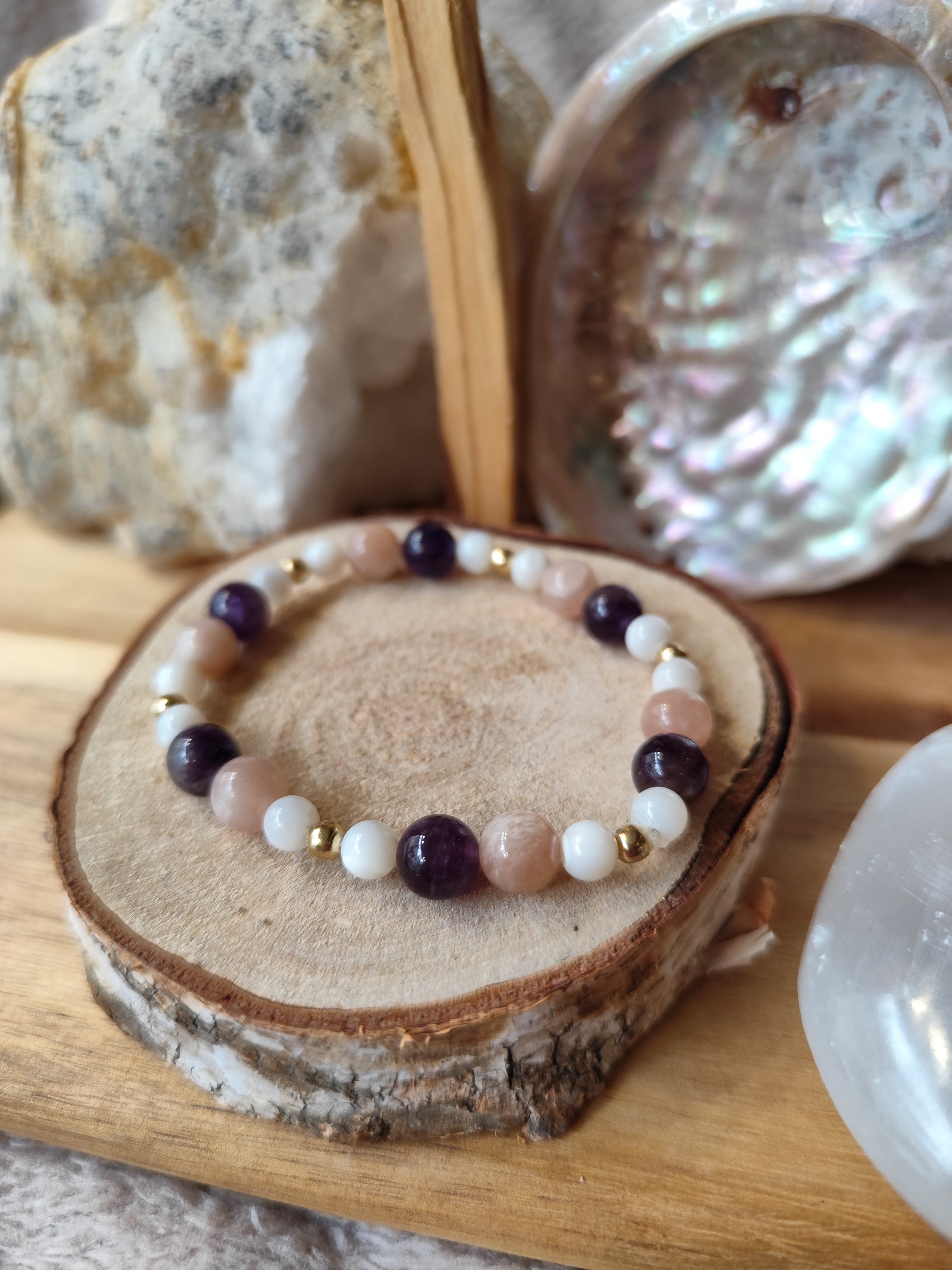 Lumière d’Âme – Bracelet Pierre de Lune, Nacre & Améthyste | Collection Œil de Luna