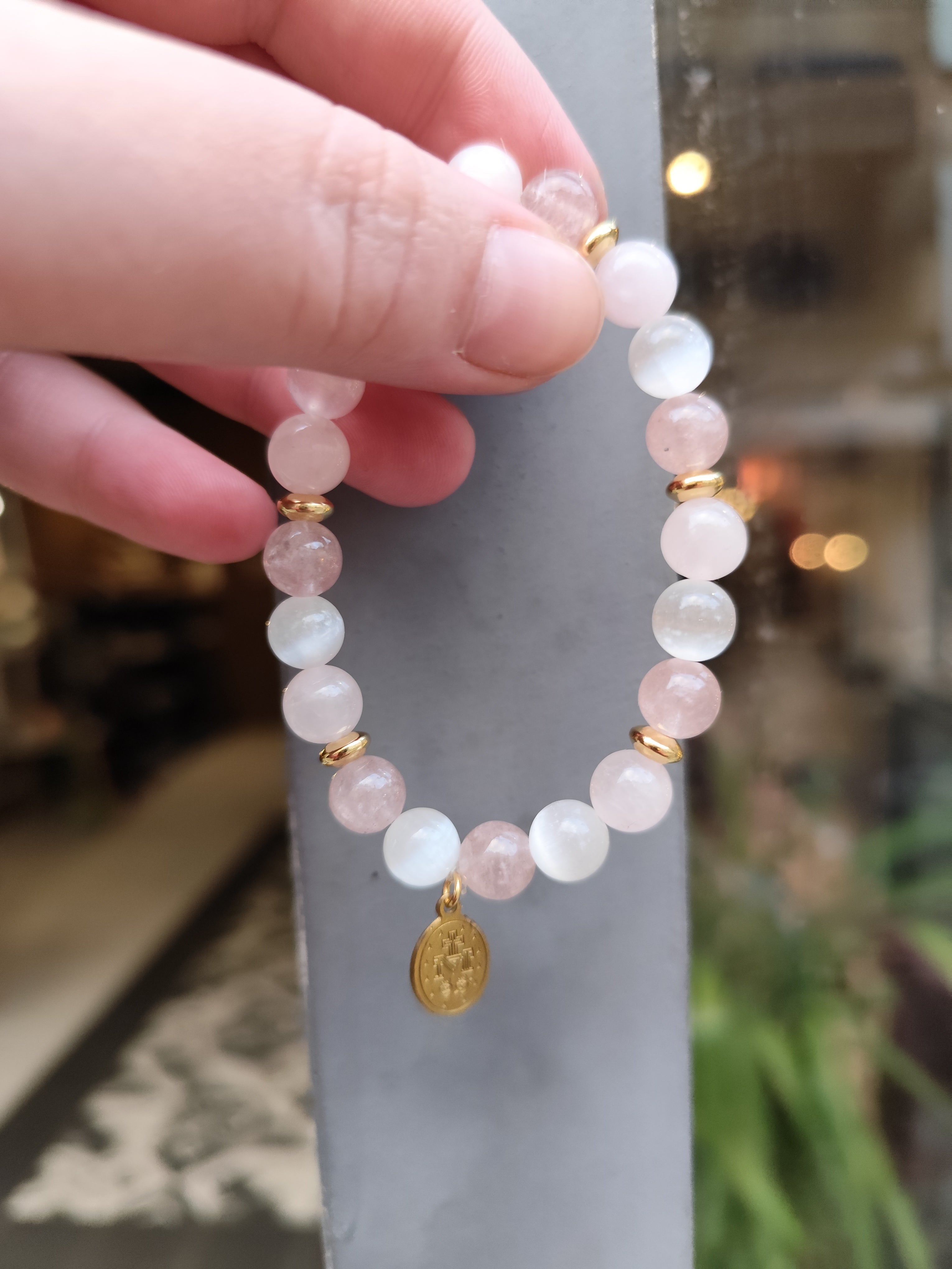 Bracelet Vierge Marie en Quartz Rose – Amour, Sérénité et Protection Spirituelle