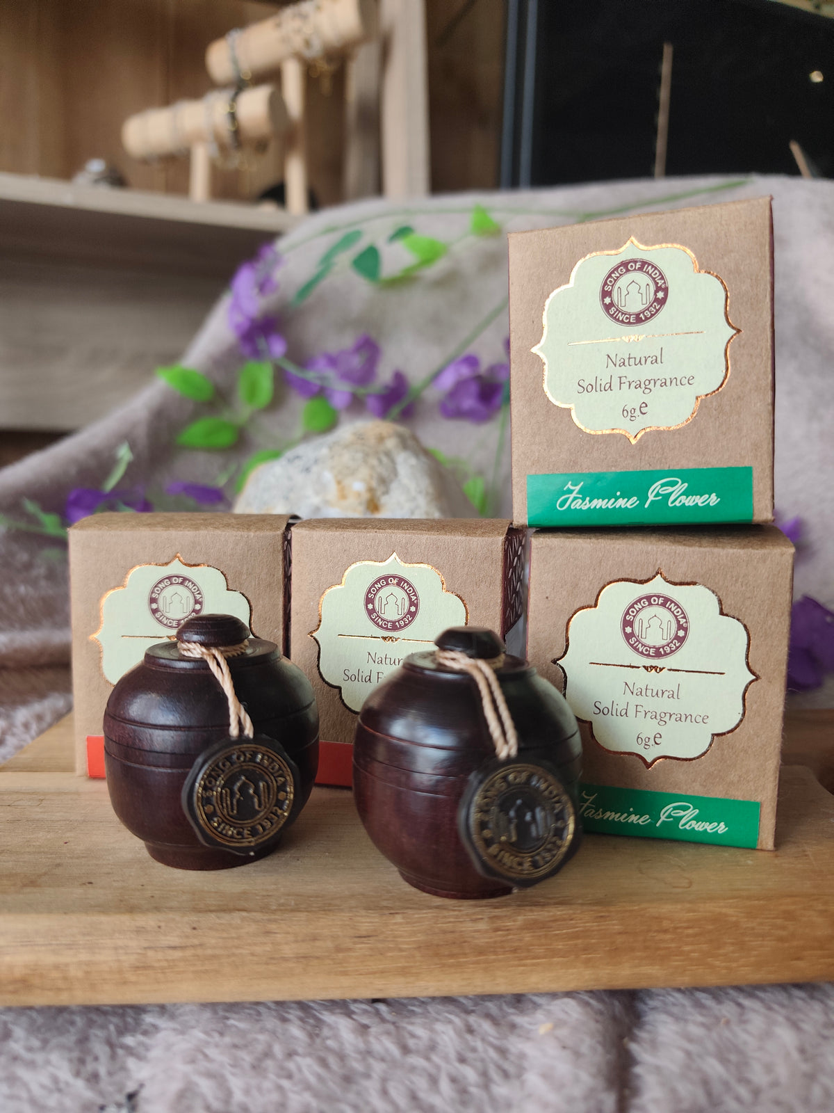Crème parfumée Ambre dans une boîte en bois