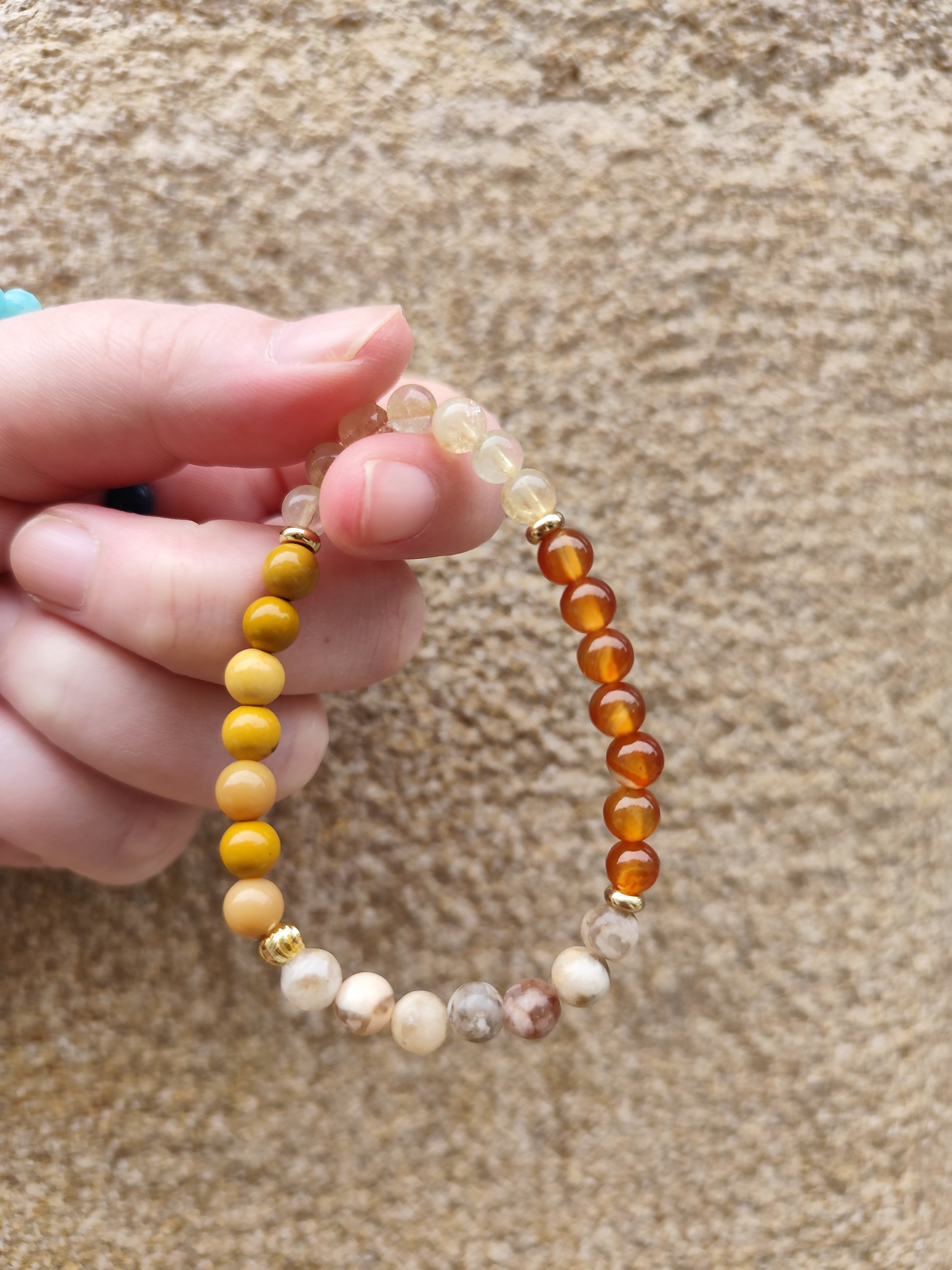 Bracelet en pierres naturelles « Sable Brûlant » – Agate du désert, Cornaline, Jaspe Mokaï jaune et Cristal de roche rutile