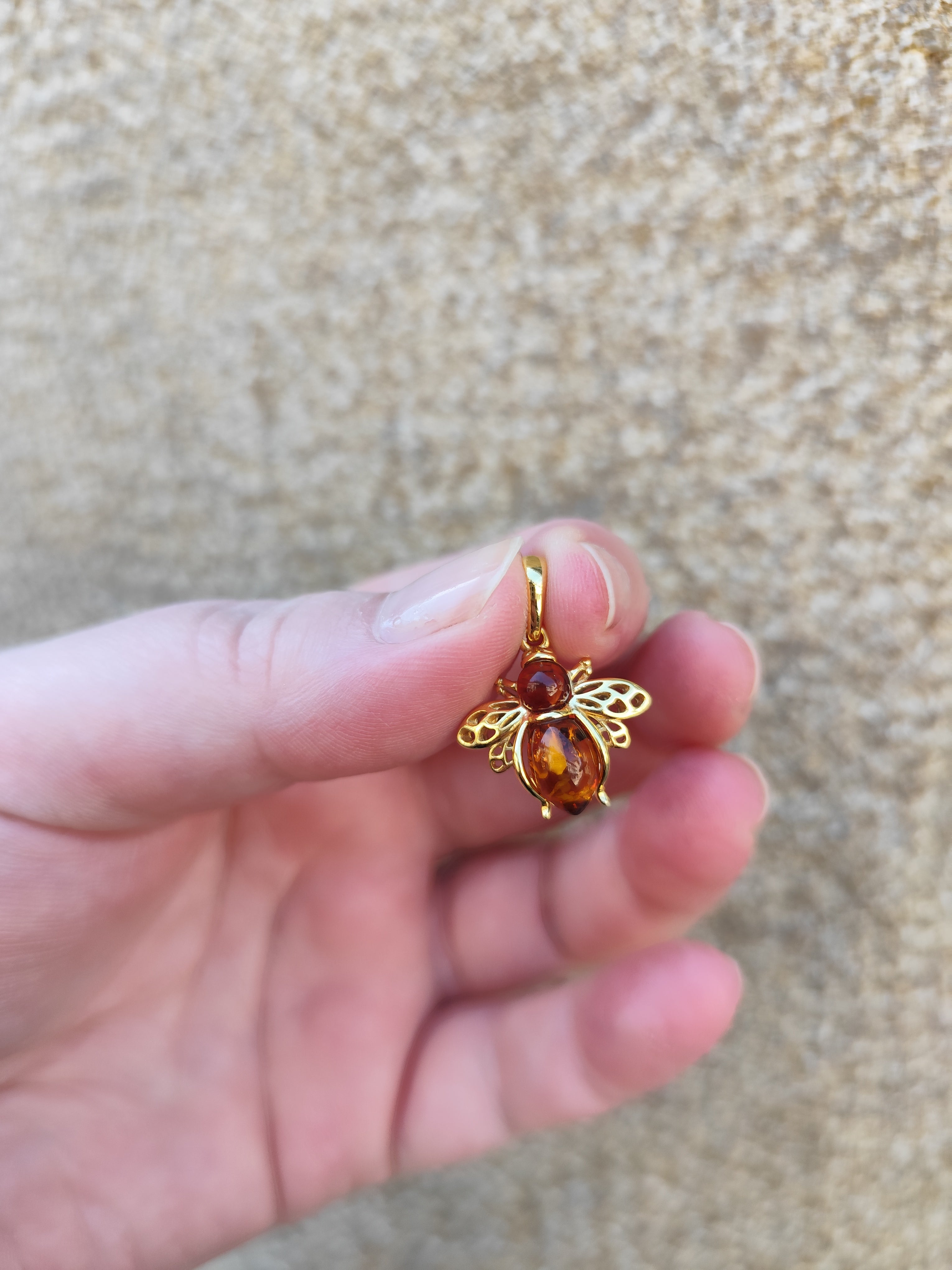 Pendentif abeille en ambre naturel – argent 925