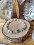 Connexion Intemporelle – Bracelet Nacre 6 mm & Améthyste Claire | Collection Œil de Luna