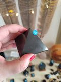 Pyramide Shungite 80 mm – Protection et Énergie Naturelle