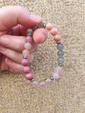 Bracelet “Aura Féminine Sacrée” – Rhodonite, Agate Rose, Labradorite, Quartz Fraise & Opale Rose