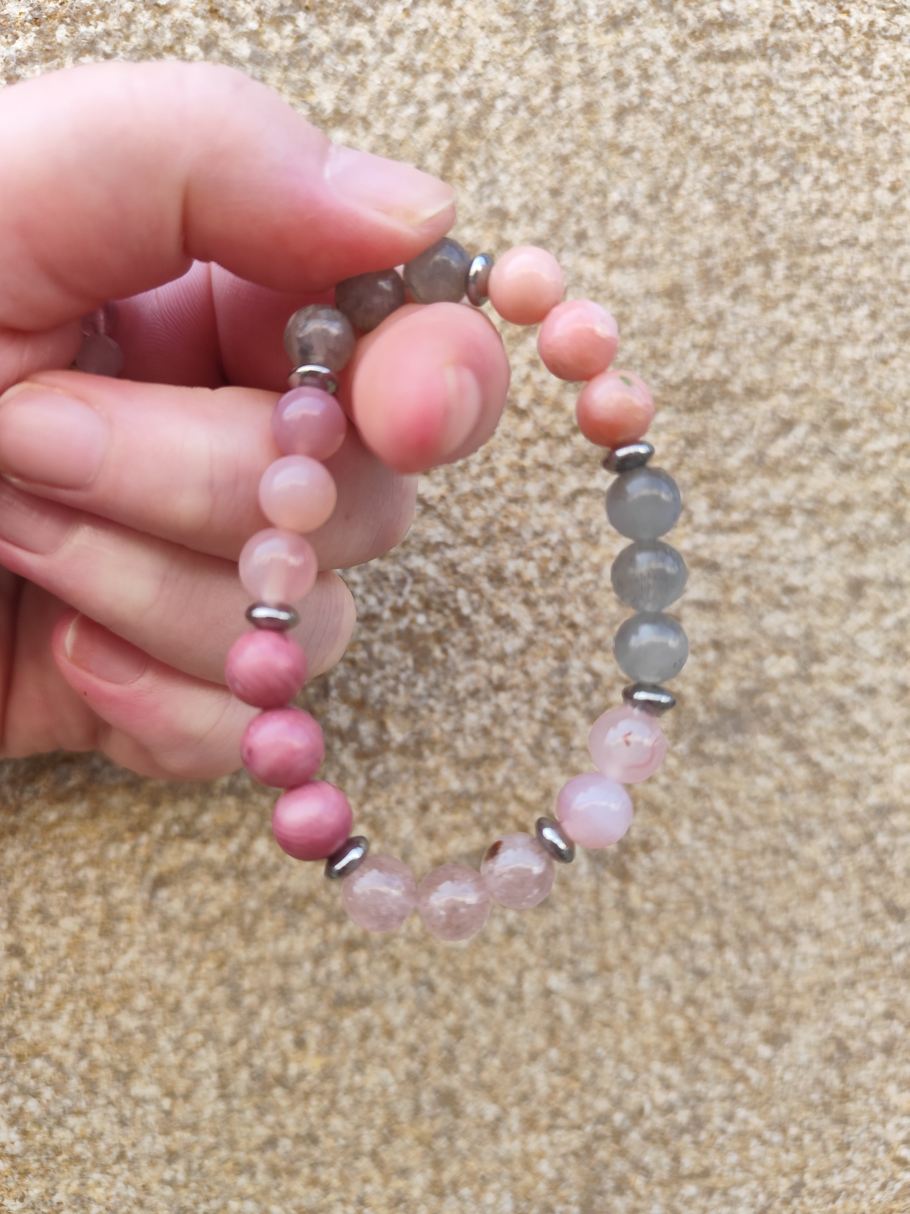 Bracelet “Aura Féminine Sacrée” – Rhodonite, Agate Rose, Labradorite, Quartz Fraise & Opale Rose