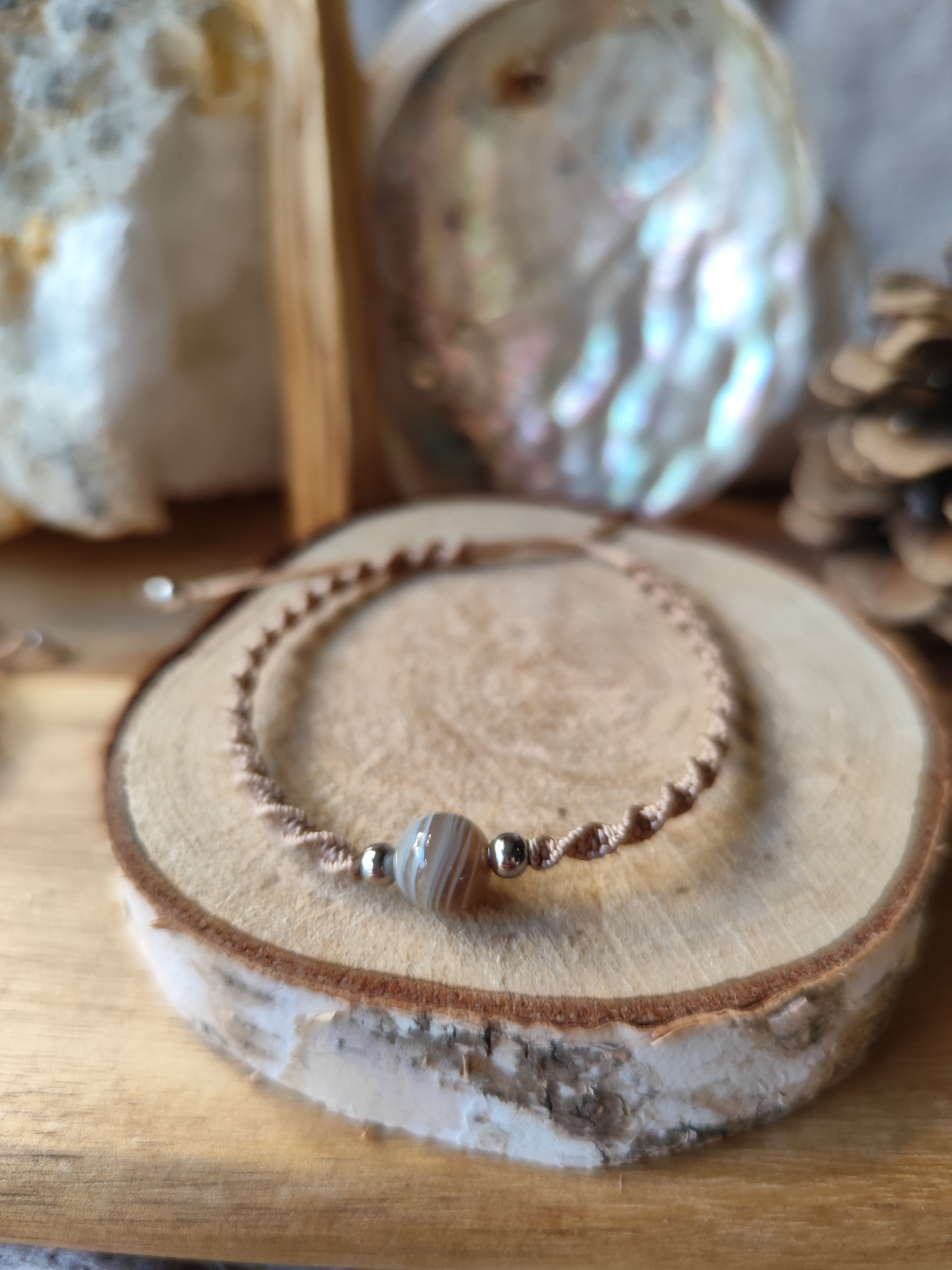 Bracelet micro-macramé ajustable avec perle de pierre de lune – Bijou artisanal