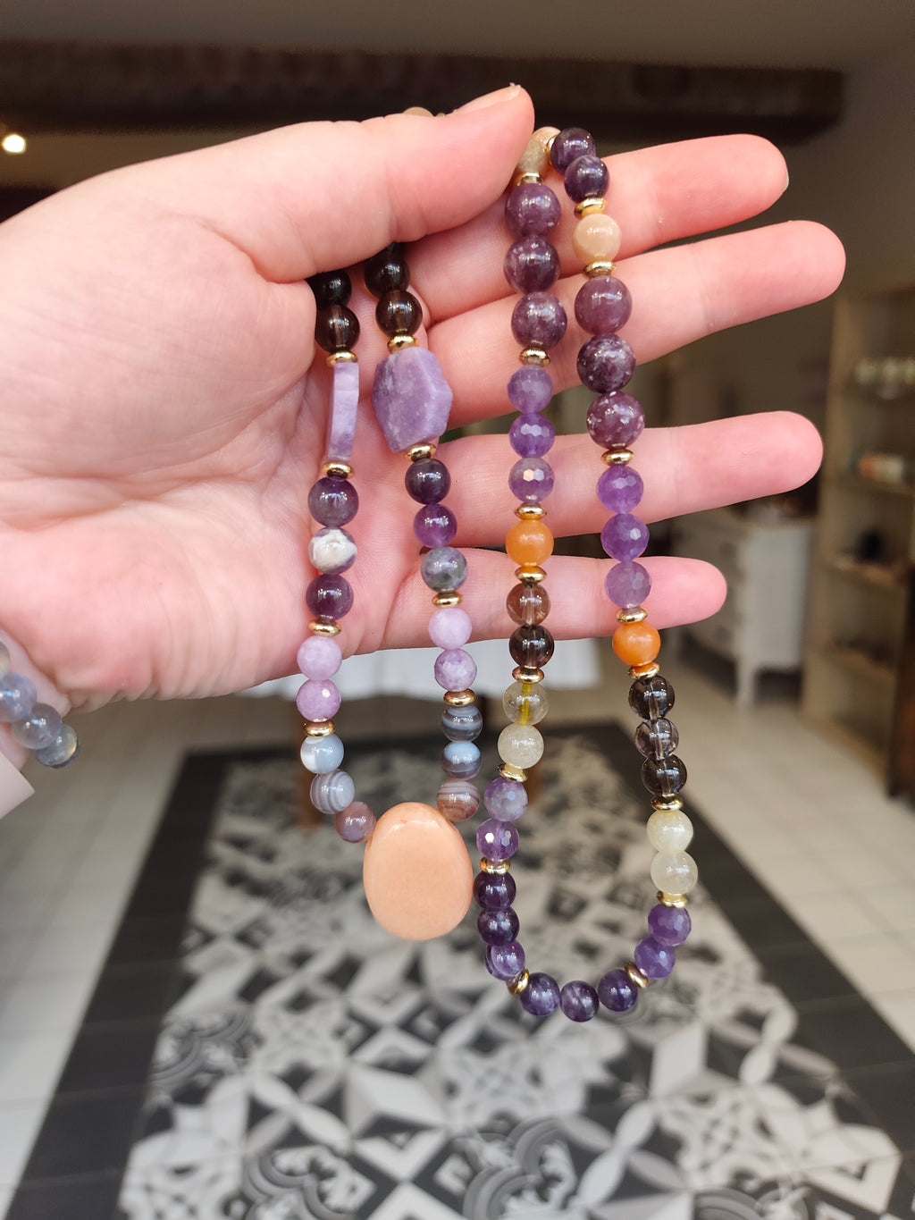 Sautoir Clover – Aventurine pêche, Lépidolite, Améthyste, Quartz fumé & Pierre de lune